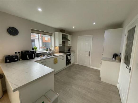 5 bed Detached to rent Image 4