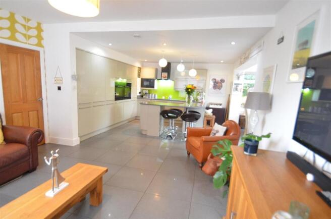 Open Plan Living/Dining Kitchen