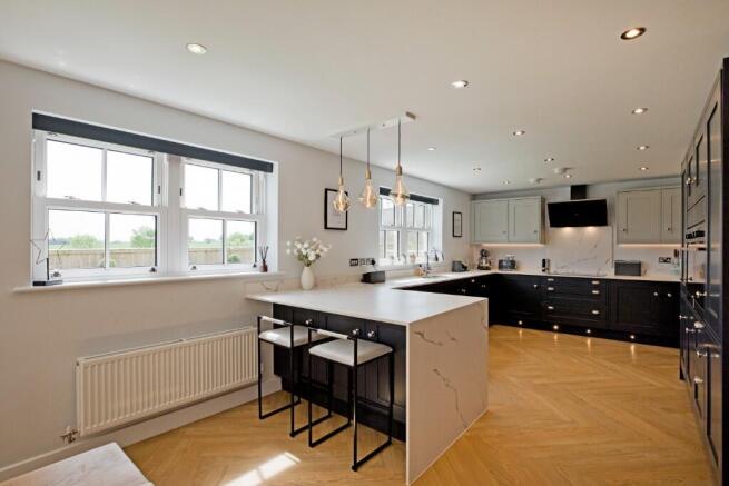 5 bed Detached for sale Image 12