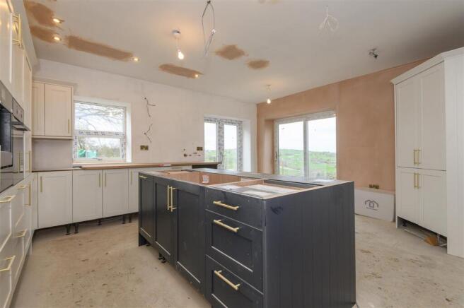 5 bed Detached for sale Image 9