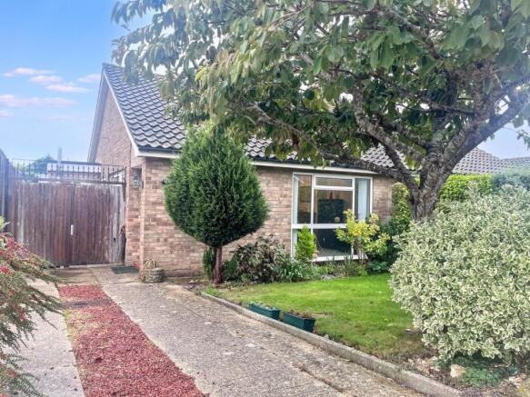 2-bed bungalow on Colindale Road North, Ferring, West Sussex, BN12, £350,000