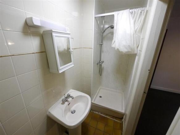 4 bed Apartment to rent Image 8