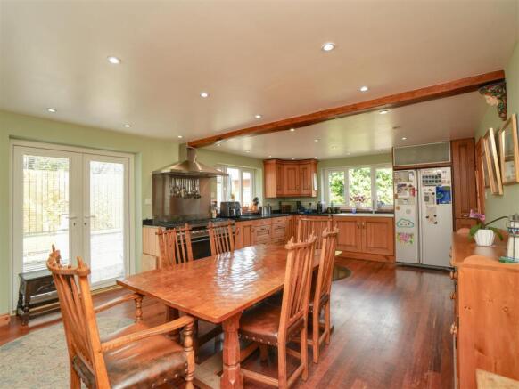 5 bed Detached for sale Image 10