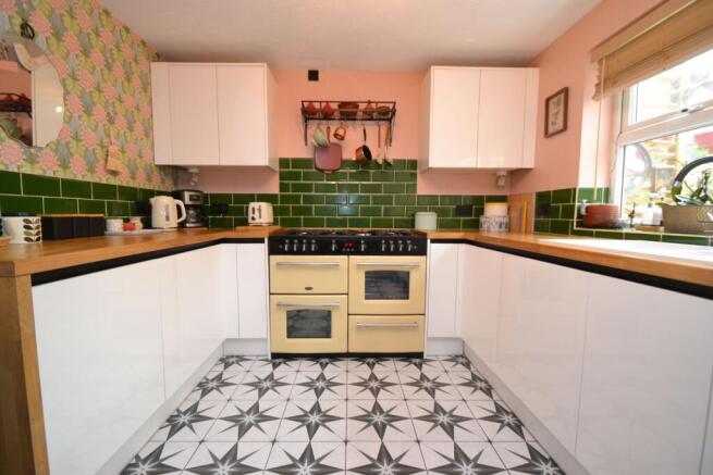 4 bed Detached for sale Image 11