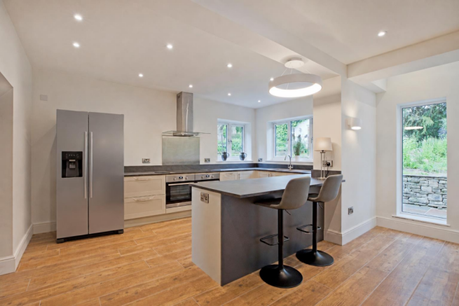 Kitchen with American fridge freezer.png