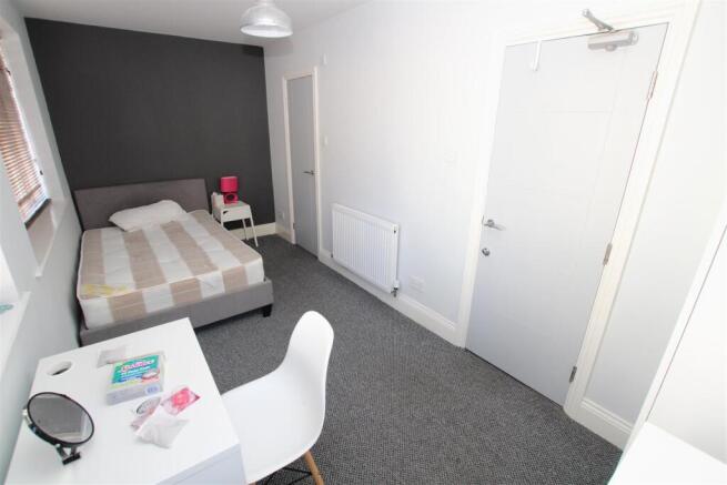 6 bed House to rent Image 5