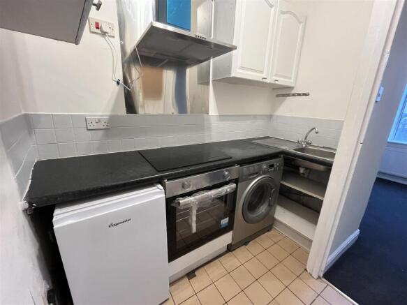 2 bed Terraced to rent Image 4
