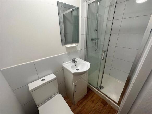 4 bed House to rent Image 10