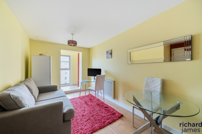 modernlivingroomwithboldaccents