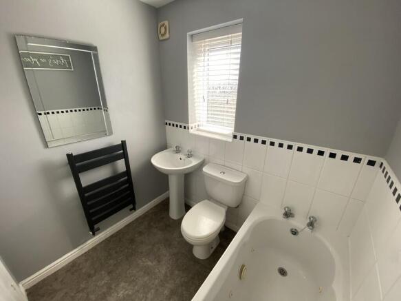 Main bathroom (2)