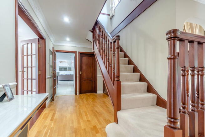 5 bed Detached for sale Image 7