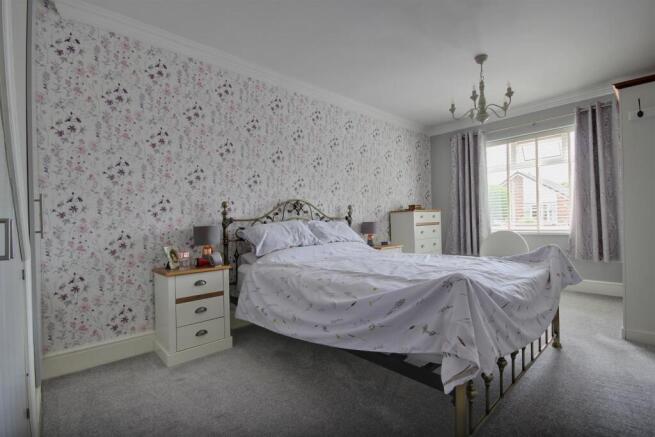 2 bed Semi-Detached Bungalow for sale Image 8