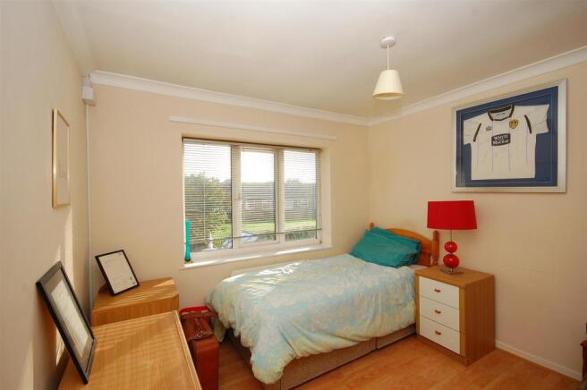 9westbourneavenueBED2.JPG