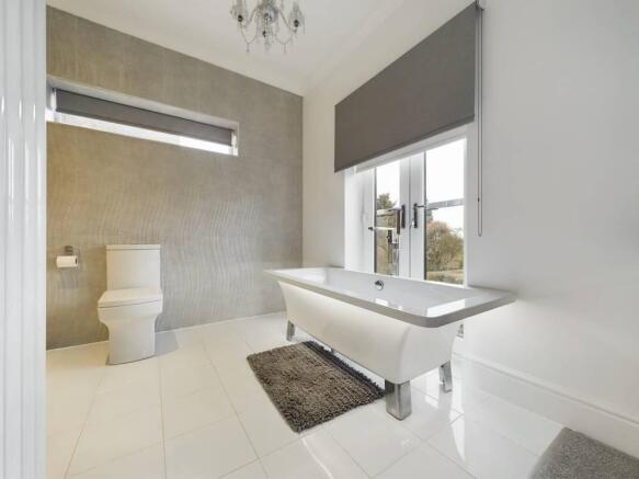 5 bed Detached for sale Image 9