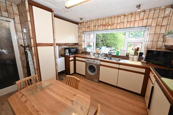 4 bed Detached Bungalow for sale Image 4