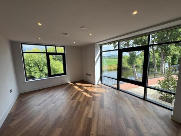 2 bed Flat to rent Image 5