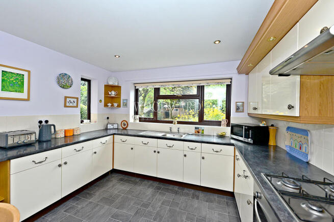 Kitchen/Breakfast...