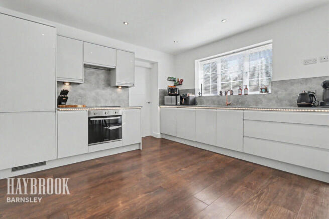 4 bed Detached for sale Image 8