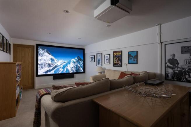 5 bed House for sale Image 10