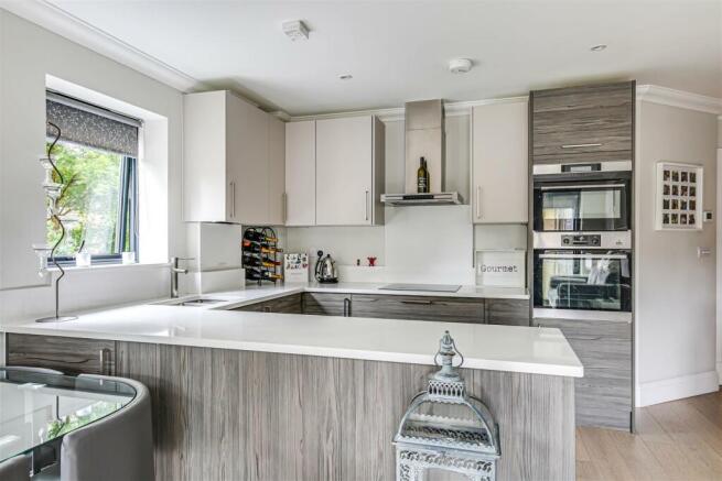 6 Kitchen.jpg