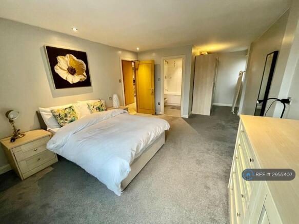 3 bed Flat to rent Image 11