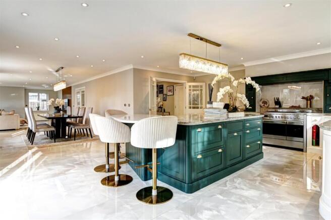 Kitchen/Breakfast Room: