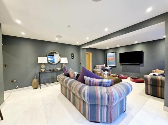 5 bed Detached for sale Image 11