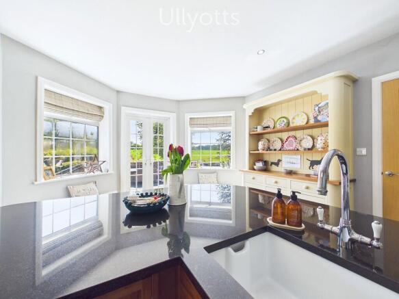 5 bed Detached for sale Image 11