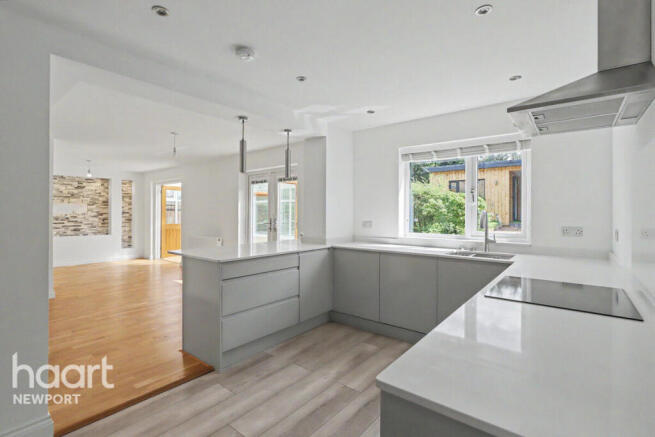 5 bed Detached for sale Image 8