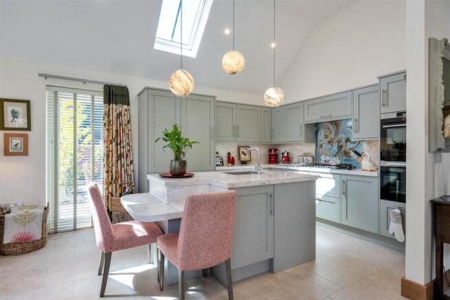 OPEN PLAN LIVING & DINING KITCHEN