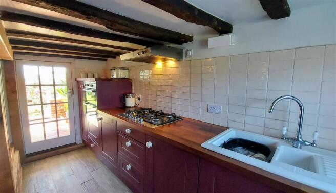 FITTED KITCHEN