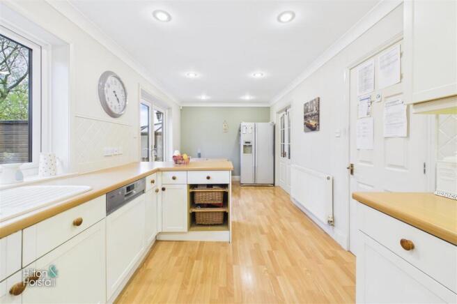 3 bed Detached for sale Image 8