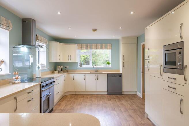 5 bed Detached for sale Image 7