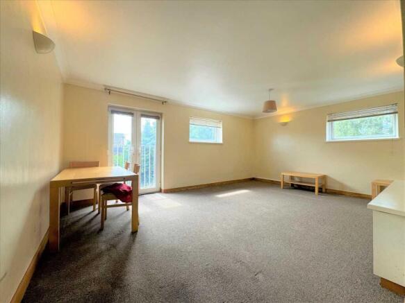 1-bed flat on Sunnydene Close, Harold Wood, £235,000