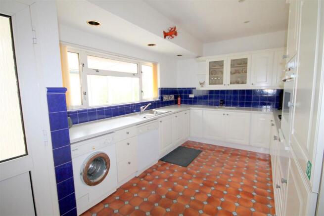 Kitchen 2.JPG