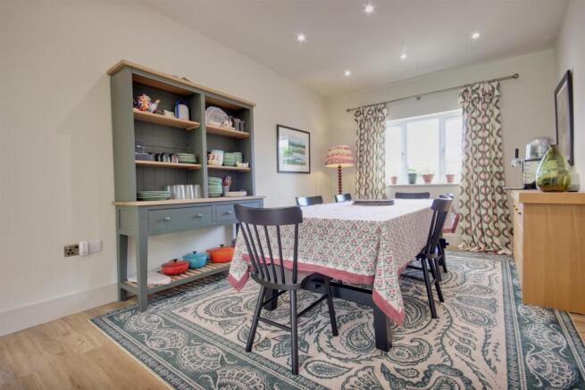 5 bed Detached for sale Image 12