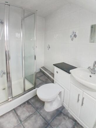 4 bed Flat to rent Image 11