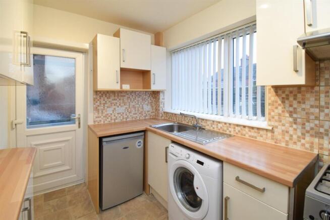 2 bed Terraced to rent Image 6