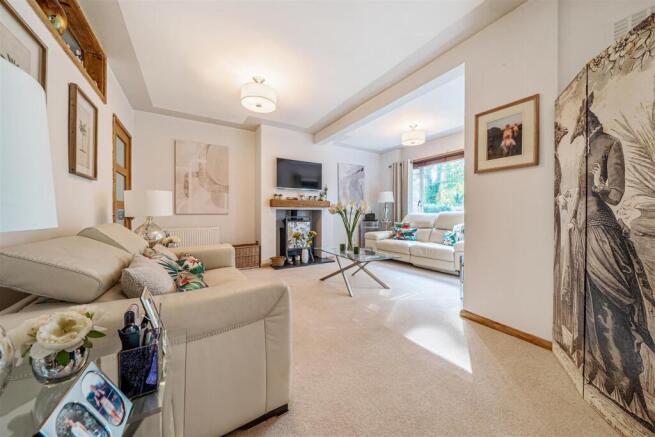 1 The Glebe, Flore