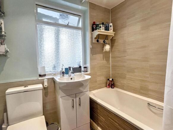 4 bed House for sale Image 6
