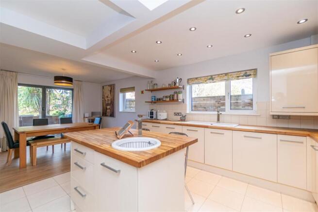 Open Plan Dining Kitchen / Family Room
