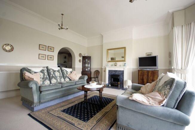 Lounge/ Dining Room