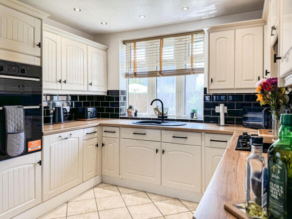 3 bed Semi-Detached for sale Image 6