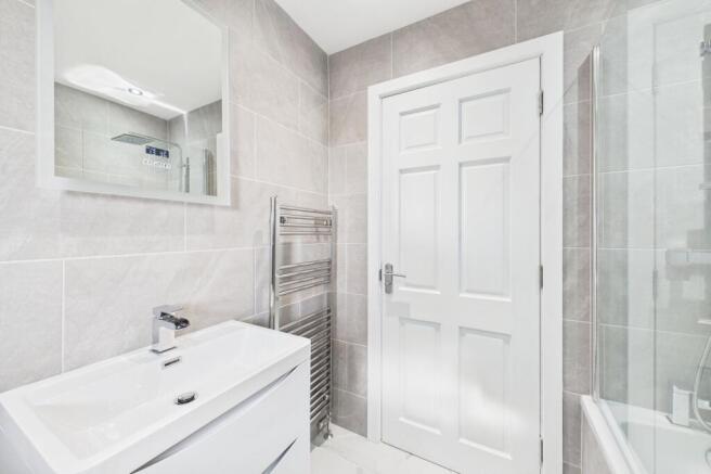 Main Bathroom Angle 3