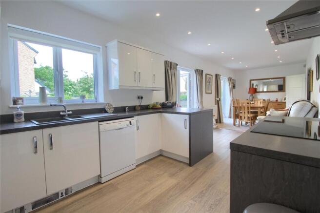 5 bed Detached for sale Image 11