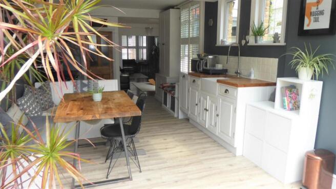 KITCHEN/BREAKFAST ROOM