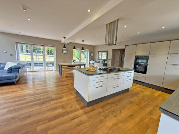5 bed Detached for sale Image 5