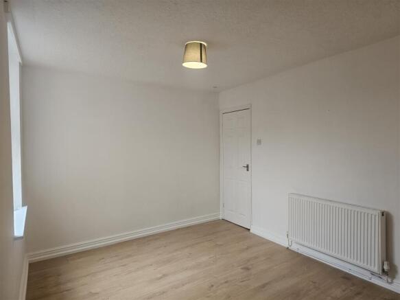 2 bed Terraced to rent Image 4