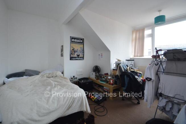 4 bed Terraced to rent Image 6