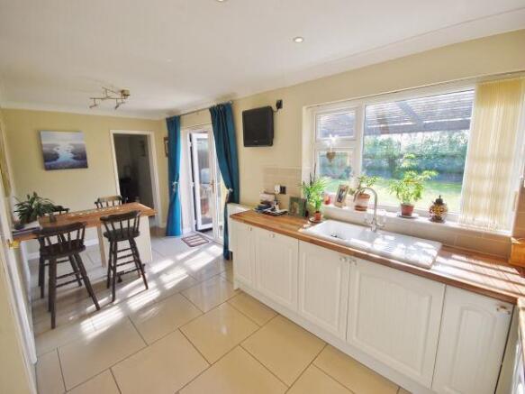 Re-Fitted Kitchen / 